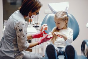 ¿Cuándo llevar a un niño al dentista por primera vez?