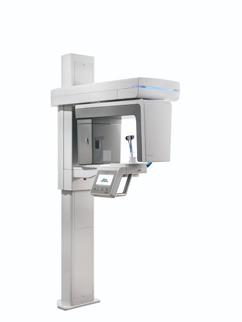 Equipo de TAC dental 3D (CBCT) de Clínica Dental Ortoimplants Premium en Les Corts, Barcelona, utilizado para planificar tratamientos de implantes dentales